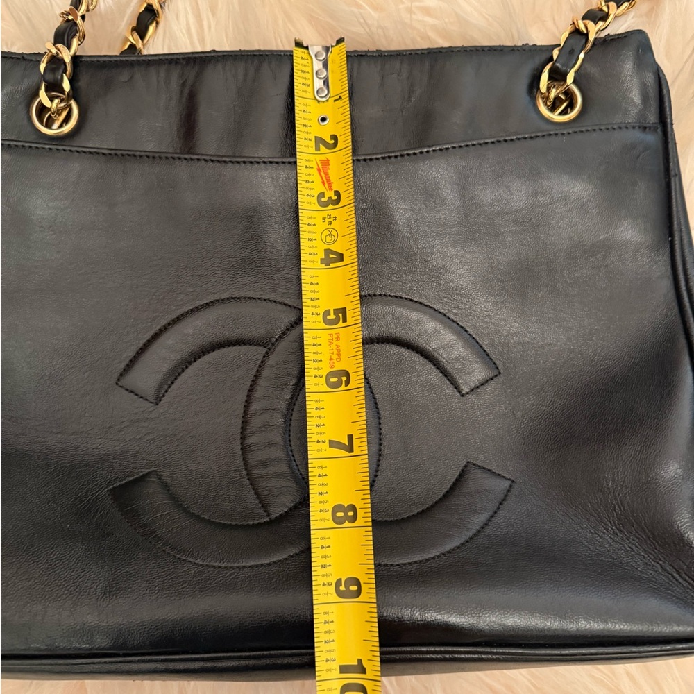 CHANEL Black CC Logo Shoulder Bag with Gold Chain Trim - Picture 9 of 15